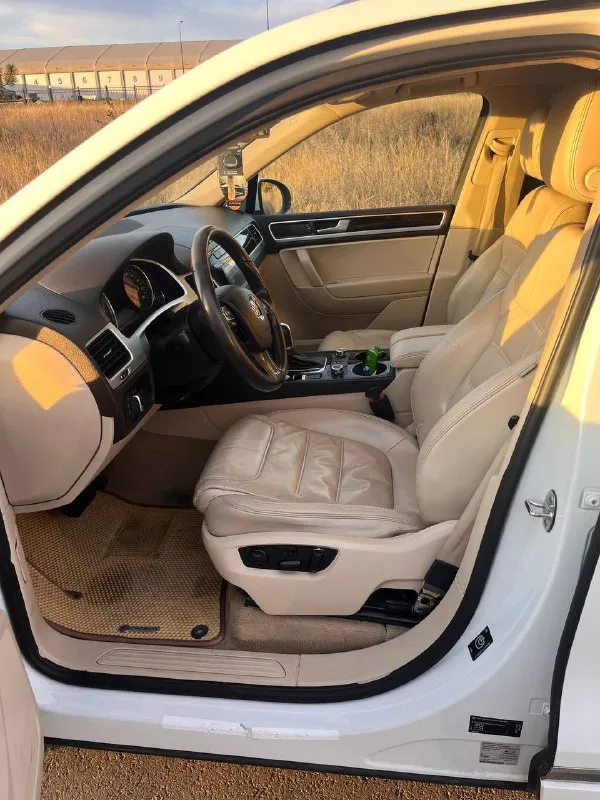 Продам volkswagen touareg 2012 года выпуска: - цена 1.300.000 очень срочно без торга!; - 3.6 fsi vr6 (cmta) 249 л. с. - пробег 241000 километров. комплектация: - полный привод; - пневмоподвеска 4 corner - 8-ступенчатая aisin; - фаркоп; и прочее! была замена цепей по оригиналу, замена топливной системы (фильтров, насоса и т. д) замена тормозных дисков с колодками. состояние у автомобиля хорошее, по лкп есть моменты, есть царапины, сколы на заднем и переднем бамперах — не критично. обслуживалась на масле petronas каждые 7-8 тысяч пробега. стекла все родные включая и лобовое! авто требует немного вложений, заправить кондиционер. по ходовой части без нареканий, ни каких стуков нет, пневмоподвеска работает отлично в технической части вложений не требует. двигатель работает без нареканий! все остальные вопросы по телефону! телефон: +79494408700 - фотография - 7