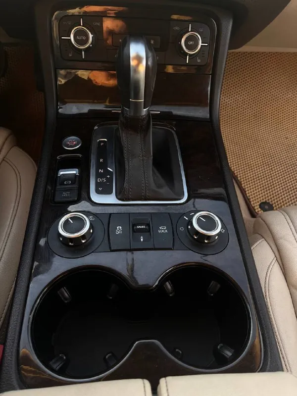 Продам volkswagen touareg 2012 года выпуска: - цена 1.300.000 очень срочно без торга!; - 3.6 fsi vr6 (cmta) 249 л. с. - пробег 241000 километров. комплектация: - полный привод; - пневмоподвеска 4 corner - 8-ступенчатая aisin; - фаркоп; и прочее! была замена цепей по оригиналу, замена топливной системы (фильтров, насоса и т. д) замена тормозных дисков с колодками. состояние у автомобиля хорошее, по лкп есть моменты, есть царапины, сколы на заднем и переднем бамперах — не критично. обслуживалась на масле petronas каждые 7-8 тысяч пробега. стекла все родные включая и лобовое! авто требует немного вложений, заправить кондиционер. по ходовой части без нареканий, ни каких стуков нет, пневмоподвеска работает отлично в технической части вложений не требует. двигатель работает без нареканий! все остальные вопросы по телефону! телефон: +79494408700 - фотография - 9