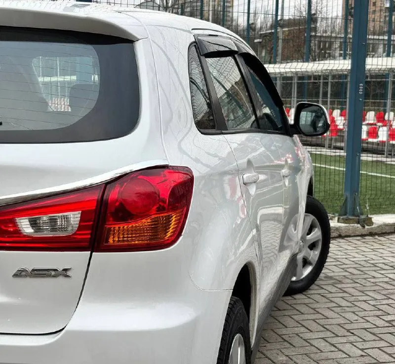 Продам mitsubishi asx год выпуска:2012 объём двигателя:1.6.л. с-117 кпп механическая родной пробег:127.000 км один собственник авто в родном окрасе! состояние кузова отличное! технически авто без вложений автомобиль обслуживался всегда по регламенту, недавно сделали полное т. о, автомобиль готов к зимней эксплуатации. комплектация: бортовой компьютер, подогрев сидений,4 стеклоподъемника, кондиционер, электро зеркала, противотуманные фары, подогрев стекл, abs esp, aux bluetooth, полный комплект ключей и много чего прочего для комфортного вождения по документам любой вид оформления цена:1.020.000 +7949-487-35-71 г. донецк - фотография - 5