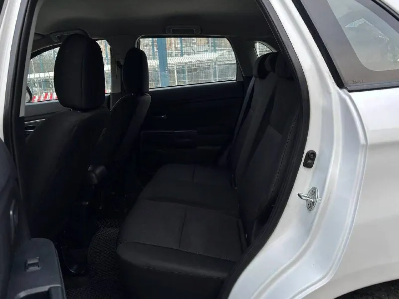 Продам mitsubishi asx год выпуска:2012 объём двигателя:1.6.л. с-117 кпп механическая родной пробег:127.000 км один собственник авто в родном окрасе! состояние кузова отличное! технически авто без вложений автомобиль обслуживался всегда по регламенту, недавно сделали полное т. о, автомобиль готов к зимней эксплуатации. комплектация: бортовой компьютер, подогрев сидений,4 стеклоподъемника, кондиционер, электро зеркала, противотуманные фары, подогрев стекл, abs esp, aux bluetooth, полный комплект ключей и много чего прочего для комфортного вождения по документам любой вид оформления цена:1.020.000 +7949-487-35-71 г. донецк - фотография - 8