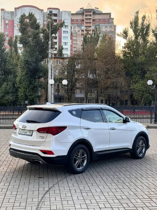Продам hyundai santafe 2016г один единственный владелец в рф состояние отличное, пробег 93.000км полный привод ! два комплекта дисков + два комплекта резины ( зима - лето ) полная обезшумка кузова была произведена в этом году. комплектация максималка, лимитед. память сидений, подогрев и вентиляция сидений, панорамная крыша, акустика infiniti с сабвуфером, камеры 360, парктроники, старт/стоп, климат контроль, контроль слепых зон. пробег : 93.000 км цена : 2.55🍋 +79494193160 📞 звоните: +7(949)4193160 - фотография - 3