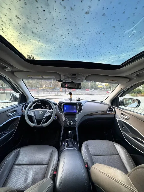 Продам hyundai santafe 2016г один единственный владелец в рф состояние отличное, пробег 93.000км полный привод ! два комплекта дисков + два комплекта резины ( зима - лето ) полная обезшумка кузова была произведена в этом году. комплектация максималка, лимитед. память сидений, подогрев и вентиляция сидений, панорамная крыша, акустика infiniti с сабвуфером, камеры 360, парктроники, старт/стоп, климат контроль, контроль слепых зон. пробег : 93.000 км цена : 2.55🍋 +79494193160 📞 звоните: +7(949)4193160 - фотография - 7