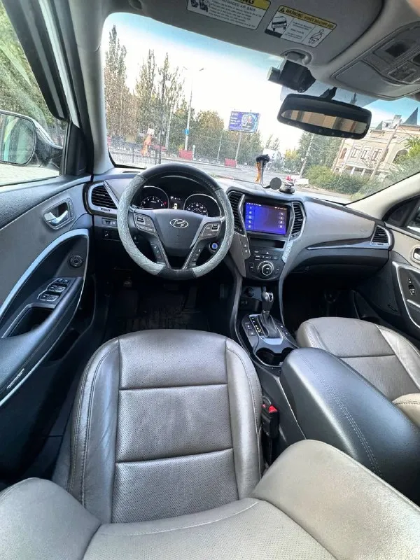 Продам hyundai santafe 2016г один единственный владелец в рф состояние отличное, пробег 93.000км полный привод ! два комплекта дисков + два комплекта резины ( зима - лето ) полная обезшумка кузова была произведена в этом году. комплектация максималка, лимитед. память сидений, подогрев и вентиляция сидений, панорамная крыша, акустика infiniti с сабвуфером, камеры 360, парктроники, старт/стоп, климат контроль, контроль слепых зон. пробег : 93.000 км цена : 2.55🍋 +79494193160 📞 звоните: +7(949)4193160 - фотография - 8
