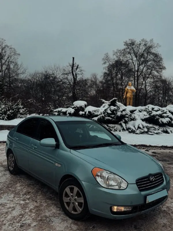 Hyndai accent год 2008 мотор 1.6 атмосфера (112 сил). коробка мкпп. пробег 233 т. км. родного. машина местная, не рф, покупалась в автосалоне донецка при украине. у машины родное остекление кроме лобового ( было отпесочено и присутствовали сколы). два комплекта ключей. салон автомобиля в отличном состоянии, не затерт не прокурен, в салоне не курили, ничего не сломано. сиденья в чехлах, так как салон авто светлый. за машиной следили, технический план на 5+, работает все, что должно, подогрев передних сидений, обогрев заднего стекла, однозонный климат( холодит и жарит). ошибок по машине нет никаких, штатная магнитола с blue-ray. новая зимняя резина. кузов без гнили / коррозии. ходовая часть автомобиля тоже в отличном состоянии, регулярно обслуживается. установлена сигнализация с обратной связью фирмы starline. я 2-ой хозяин. полный пакет документов, авто от собственника, продажа только с переоформлением. цена: 650.000₽ торг присутствует с конечным покупателем. г. донецк +79493151500 - фотография - 2