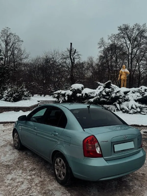 Hyndai accent год 2008 мотор 1.6 атмосфера (112 сил). коробка мкпп. пробег 233 т. км. родного. машина местная, не рф, покупалась в автосалоне донецка при украине. у машины родное остекление кроме лобового ( было отпесочено и присутствовали сколы). два комплекта ключей. салон автомобиля в отличном состоянии, не затерт не прокурен, в салоне не курили, ничего не сломано. сиденья в чехлах, так как салон авто светлый. за машиной следили, технический план на 5+, работает все, что должно, подогрев передних сидений, обогрев заднего стекла, однозонный климат( холодит и жарит). ошибок по машине нет никаких, штатная магнитола с blue-ray. новая зимняя резина. кузов без гнили / коррозии. ходовая часть автомобиля тоже в отличном состоянии, регулярно обслуживается. установлена сигнализация с обратной связью фирмы starline. я 2-ой хозяин. полный пакет документов, авто от собственника, продажа только с переоформлением. цена: 650.000₽ торг присутствует с конечным покупателем. г. донецк +79493151500 - фотография - 3