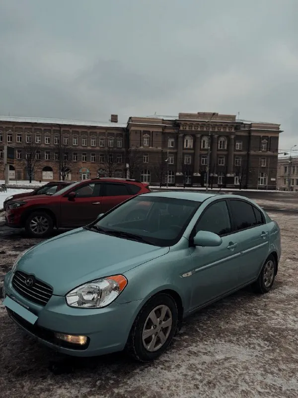 Hyndai accent год 2008 мотор 1.6 атмосфера (112 сил). коробка мкпп. пробег 233 т. км. родного. машина местная, не рф, покупалась в автосалоне донецка при украине. у машины родное остекление кроме лобового ( было отпесочено и присутствовали сколы). два комплекта ключей. салон автомобиля в отличном состоянии, не затерт не прокурен, в салоне не курили, ничего не сломано. сиденья в чехлах, так как салон авто светлый. за машиной следили, технический план на 5+, работает все, что должно, подогрев передних сидений, обогрев заднего стекла, однозонный климат( холодит и жарит). ошибок по машине нет никаких, штатная магнитола с blue-ray. новая зимняя резина. кузов без гнили / коррозии. ходовая часть автомобиля тоже в отличном состоянии, регулярно обслуживается. установлена сигнализация с обратной связью фирмы starline. я 2-ой хозяин. полный пакет документов, авто от собственника, продажа только с переоформлением. цена: 650.000₽ торг присутствует с конечным покупателем. г. донецк +79493151500 - фотография - 4