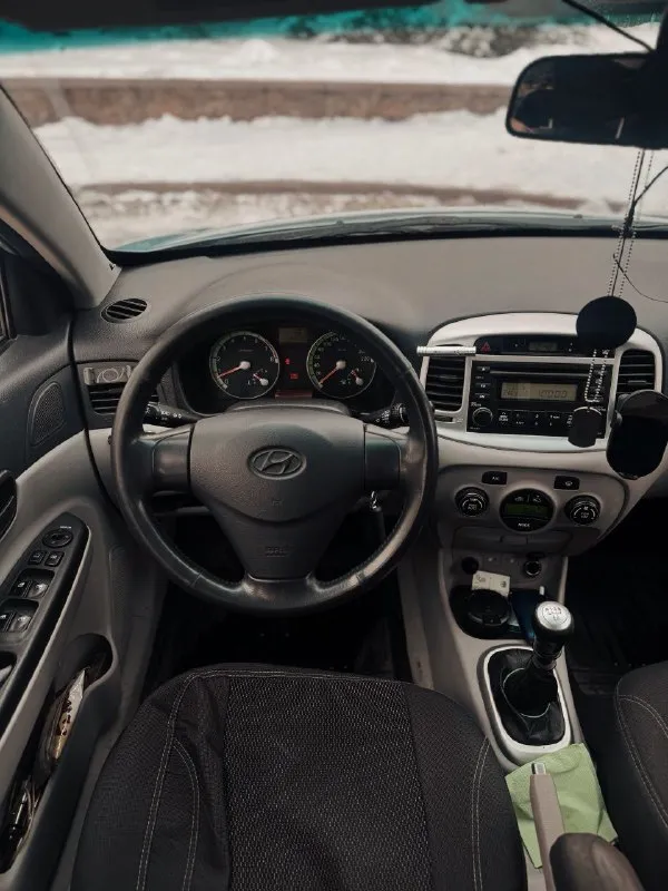 Hyndai accent год 2008 мотор 1.6 атмосфера (112 сил). коробка мкпп. пробег 233 т. км. родного. машина местная, не рф, покупалась в автосалоне донецка при украине. у машины родное остекление кроме лобового ( было отпесочено и присутствовали сколы). два комплекта ключей. салон автомобиля в отличном состоянии, не затерт не прокурен, в салоне не курили, ничего не сломано. сиденья в чехлах, так как салон авто светлый. за машиной следили, технический план на 5+, работает все, что должно, подогрев передних сидений, обогрев заднего стекла, однозонный климат( холодит и жарит). ошибок по машине нет никаких, штатная магнитола с blue-ray. новая зимняя резина. кузов без гнили / коррозии. ходовая часть автомобиля тоже в отличном состоянии, регулярно обслуживается. установлена сигнализация с обратной связью фирмы starline. я 2-ой хозяин. полный пакет документов, авто от собственника, продажа только с переоформлением. цена: 650.000₽ торг присутствует с конечным покупателем. г. донецк +79493151500 - фотография - 6