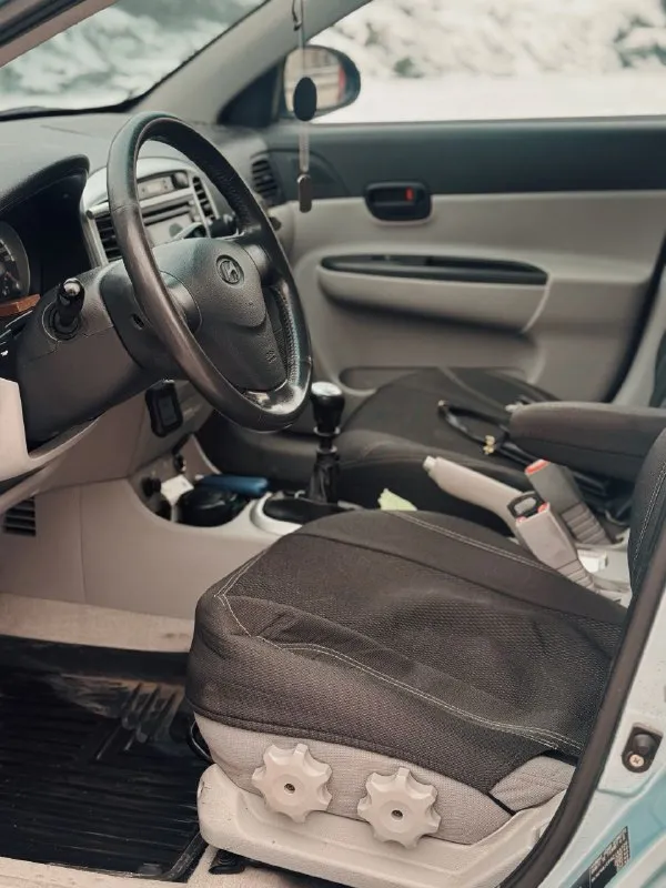 Hyndai accent год 2008 мотор 1.6 атмосфера (112 сил). коробка мкпп. пробег 233 т. км. родного. машина местная, не рф, покупалась в автосалоне донецка при украине. у машины родное остекление кроме лобового ( было отпесочено и присутствовали сколы). два комплекта ключей. салон автомобиля в отличном состоянии, не затерт не прокурен, в салоне не курили, ничего не сломано. сиденья в чехлах, так как салон авто светлый. за машиной следили, технический план на 5+, работает все, что должно, подогрев передних сидений, обогрев заднего стекла, однозонный климат( холодит и жарит). ошибок по машине нет никаких, штатная магнитола с blue-ray. новая зимняя резина. кузов без гнили / коррозии. ходовая часть автомобиля тоже в отличном состоянии, регулярно обслуживается. установлена сигнализация с обратной связью фирмы starline. я 2-ой хозяин. полный пакет документов, авто от собственника, продажа только с переоформлением. цена: 650.000₽ торг присутствует с конечным покупателем. г. донецк +79493151500 - фотография - 7