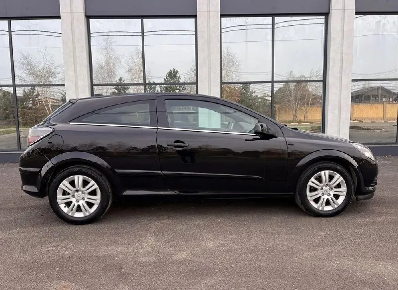 Продам opel astra gtc в отличном состоянии и богатой комплектации: двигатель 1.8л + автомат (не робот), панорамное лобовое с черным потолком, климат-контроль, круиз-контроль, мультируль, электростеклоподъемники, электрозеркала, магнитола с aux, заводской ксенон. чистая автотека без дтп, расчетов, смоток и прочего, оригинальный пробег 245000км. автомобиль всю жизнь провел в южных регионах - на кузове нет очагов коррозии. технически в отличном состоянии, не требует никаких вложений. салон приятный, ухоженный, соответствует пробегу. главная изюминка машины – панорамное лобовое стекло, которое будет дарить вам новые приятные эмоции и вызывать интерес окружающих. в случаях, когда это не нужно, просто надвигаете шторку и получаете вид обычного авто. сразу ответ скептикам – новые такие стекла на авито по 8500р. с машиной 2 комплекта колес, 2 комплекта ковриков, 2 родных ключа. купившему в подарок android-магнитола в штатное место! цена 610000р, торг. +79496207815 - фотография - 3