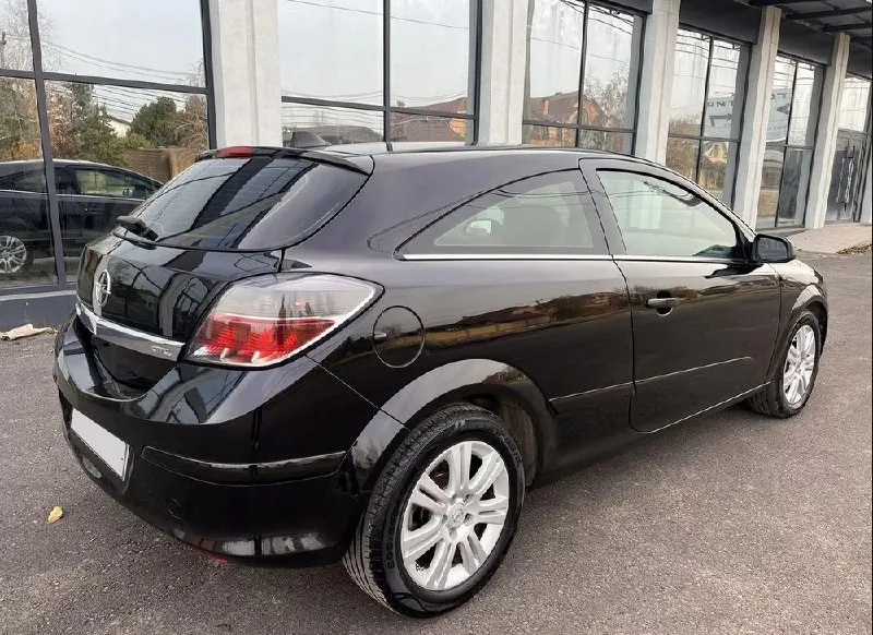 Продам opel astra gtc в отличном состоянии и богатой комплектации: двигатель 1.8л + автомат (не робот), панорамное лобовое с черным потолком, климат-контроль, круиз-контроль, мультируль, электростеклоподъемники, электрозеркала, магнитола с aux, заводской ксенон. чистая автотека без дтп, расчетов, смоток и прочего, оригинальный пробег 245000км. автомобиль всю жизнь провел в южных регионах - на кузове нет очагов коррозии. технически в отличном состоянии, не требует никаких вложений. салон приятный, ухоженный, соответствует пробегу. главная изюминка машины – панорамное лобовое стекло, которое будет дарить вам новые приятные эмоции и вызывать интерес окружающих. в случаях, когда это не нужно, просто надвигаете шторку и получаете вид обычного авто. сразу ответ скептикам – новые такие стекла на авито по 8500р. с машиной 2 комплекта колес, 2 комплекта ковриков, 2 родных ключа. купившему в подарок android-магнитола в штатное место! цена 610000р, торг. +79496207815 - фотография - 4