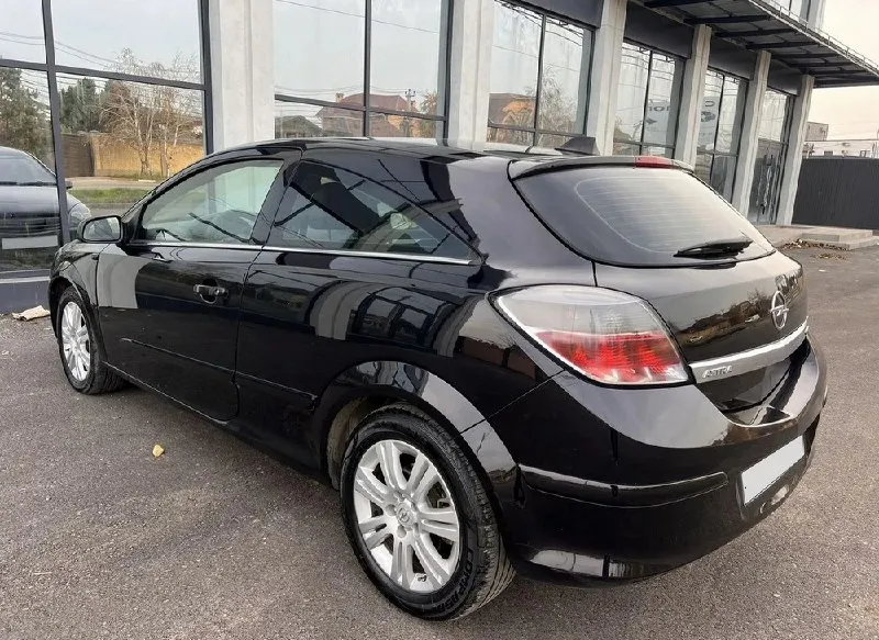Продам opel astra gtc в отличном состоянии и богатой комплектации: двигатель 1.8л + автомат (не робот), панорамное лобовое с черным потолком, климат-контроль, круиз-контроль, мультируль, электростеклоподъемники, электрозеркала, магнитола с aux, заводской ксенон. чистая автотека без дтп, расчетов, смоток и прочего, оригинальный пробег 245000км. автомобиль всю жизнь провел в южных регионах - на кузове нет очагов коррозии. технически в отличном состоянии, не требует никаких вложений. салон приятный, ухоженный, соответствует пробегу. главная изюминка машины – панорамное лобовое стекло, которое будет дарить вам новые приятные эмоции и вызывать интерес окружающих. в случаях, когда это не нужно, просто надвигаете шторку и получаете вид обычного авто. сразу ответ скептикам – новые такие стекла на авито по 8500р. с машиной 2 комплекта колес, 2 комплекта ковриков, 2 родных ключа. купившему в подарок android-магнитола в штатное место! цена 610000р, торг. +79496207815 - фотография - 5