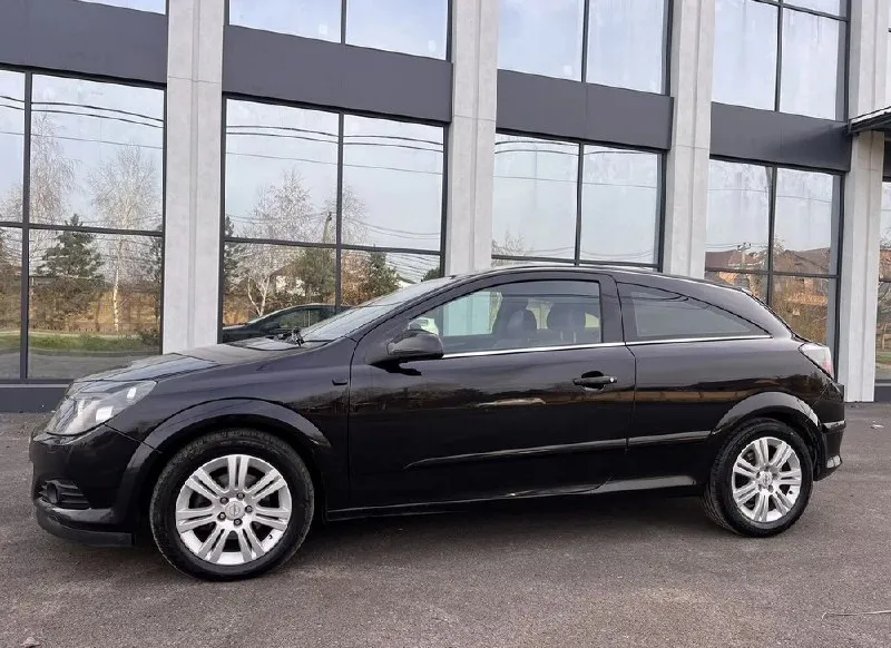 Продам opel astra gtc в отличном состоянии и богатой комплектации: двигатель 1.8л + автомат (не робот), панорамное лобовое с черным потолком, климат-контроль, круиз-контроль, мультируль, электростеклоподъемники, электрозеркала, магнитола с aux, заводской ксенон. чистая автотека без дтп, расчетов, смоток и прочего, оригинальный пробег 245000км. автомобиль всю жизнь провел в южных регионах - на кузове нет очагов коррозии. технически в отличном состоянии, не требует никаких вложений. салон приятный, ухоженный, соответствует пробегу. главная изюминка машины – панорамное лобовое стекло, которое будет дарить вам новые приятные эмоции и вызывать интерес окружающих. в случаях, когда это не нужно, просто надвигаете шторку и получаете вид обычного авто. сразу ответ скептикам – новые такие стекла на авито по 8500р. с машиной 2 комплекта колес, 2 комплекта ковриков, 2 родных ключа. купившему в подарок android-магнитола в штатное место! цена 610000р, торг. +79496207815 - фотография - 6