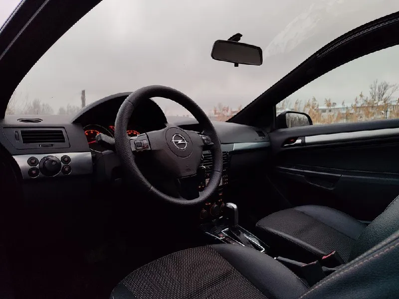 Продам opel astra gtc в отличном состоянии и богатой комплектации: двигатель 1.8л + автомат (не робот), панорамное лобовое с черным потолком, климат-контроль, круиз-контроль, мультируль, электростеклоподъемники, электрозеркала, магнитола с aux, заводской ксенон. чистая автотека без дтп, расчетов, смоток и прочего, оригинальный пробег 245000км. автомобиль всю жизнь провел в южных регионах - на кузове нет очагов коррозии. технически в отличном состоянии, не требует никаких вложений. салон приятный, ухоженный, соответствует пробегу. главная изюминка машины – панорамное лобовое стекло, которое будет дарить вам новые приятные эмоции и вызывать интерес окружающих. в случаях, когда это не нужно, просто надвигаете шторку и получаете вид обычного авто. сразу ответ скептикам – новые такие стекла на авито по 8500р. с машиной 2 комплекта колес, 2 комплекта ковриков, 2 родных ключа. купившему в подарок android-магнитола в штатное место! цена 610000р, торг. +79496207815 - фотография - 7