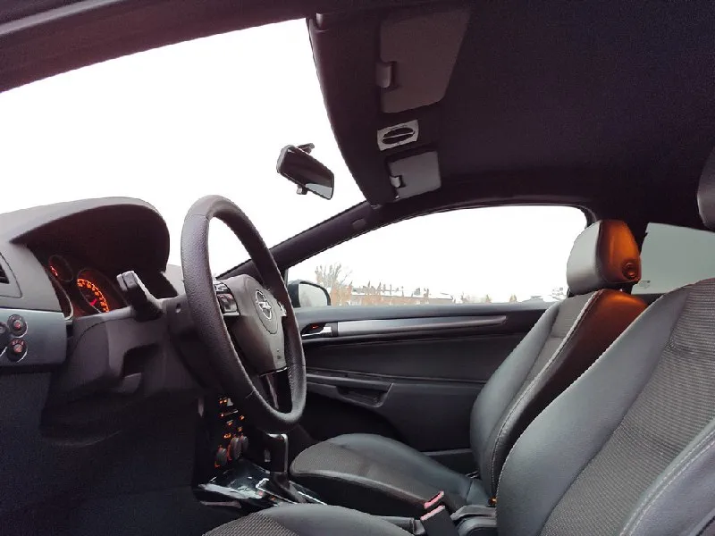 Продам opel astra gtc в отличном состоянии и богатой комплектации: двигатель 1.8л + автомат (не робот), панорамное лобовое с черным потолком, климат-контроль, круиз-контроль, мультируль, электростеклоподъемники, электрозеркала, магнитола с aux, заводской ксенон. чистая автотека без дтп, расчетов, смоток и прочего, оригинальный пробег 245000км. автомобиль всю жизнь провел в южных регионах - на кузове нет очагов коррозии. технически в отличном состоянии, не требует никаких вложений. салон приятный, ухоженный, соответствует пробегу. главная изюминка машины – панорамное лобовое стекло, которое будет дарить вам новые приятные эмоции и вызывать интерес окружающих. в случаях, когда это не нужно, просто надвигаете шторку и получаете вид обычного авто. сразу ответ скептикам – новые такие стекла на авито по 8500р. с машиной 2 комплекта колес, 2 комплекта ковриков, 2 родных ключа. купившему в подарок android-магнитола в штатное место! цена 610000р, торг. +79496207815 - фотография - 8