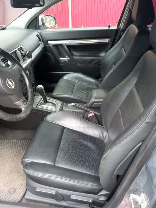 Opel vectra gtc 2005 год, 2.2, автомат. авто в хорошем состоянии, салон кожа, климат, кондиционер заправлен летом 2026, стеклоподъёмники на 4 двери с доводчиками, подогрев сидений, парктроник перед и зад, заводской цветной монитор с навигацией. и коробка работают без нареканий, езжу на работу каждый день, резина зима и лето. 690 000 ₽ торг. г. донецк тел. +7(949)340-92-62 📲 tg: сергей 📞 звоните: +7(949)3409262 - фотография - 10