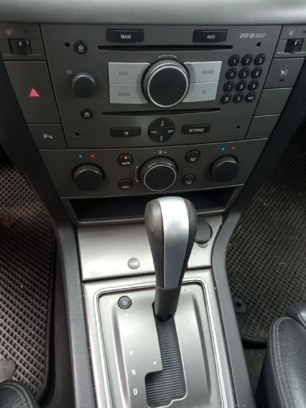 Opel vectra gtc 2005 год, 2.2, автомат. авто в хорошем состоянии, салон кожа, климат, кондиционер заправлен летом 2026, стеклоподъёмники на 4 двери с доводчиками, подогрев сидений, парктроник перед и зад, заводской цветной монитор с навигацией. и коробка работают без нареканий, езжу на работу каждый день, резина зима и лето. 690 000 ₽ торг. г. донецк тел. +7(949)340-92-62 📲 tg: сергей 📞 звоните: +7(949)3409262 - фотография - 6