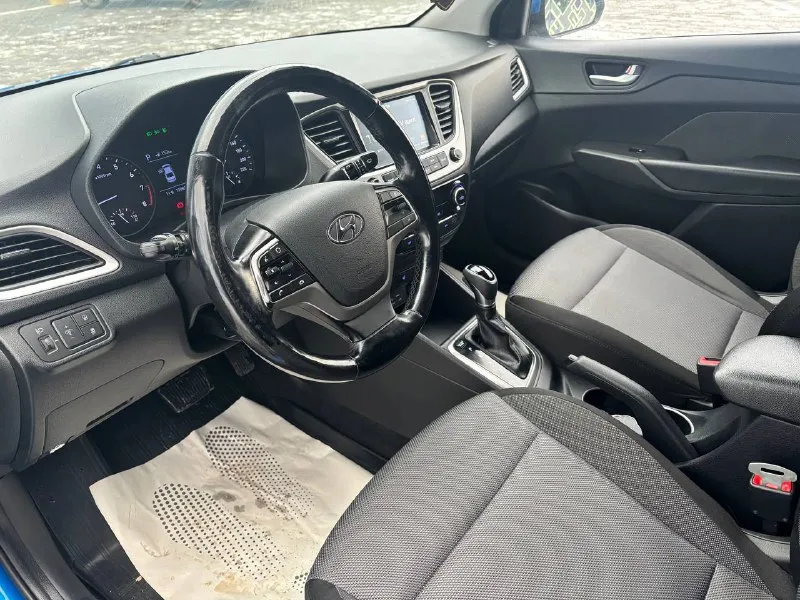 Solaris 1.6 автомат2017г авто в полной комплектации климат контроль линзованая оптика подогрев сидений навигация обогрев руля датчики давления шин легкосплавные диски авто в отличном состоянии! двигатель сухой без потеков не дымит не троит работает без посторонних шумов. ходовая мягкая взбитая! акпп листает без пинков! кузов не гнилой не ржавый! цена 1.350.000 документы в полном порядке ! +79497309912 - фотография - 6