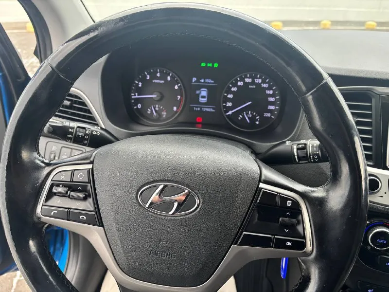 Solaris 1.6 автомат2017г авто в полной комплектации климат контроль линзованая оптика подогрев сидений навигация обогрев руля датчики давления шин легкосплавные диски авто в отличном состоянии! двигатель сухой без потеков не дымит не троит работает без посторонних шумов. ходовая мягкая взбитая! акпп листает без пинков! кузов не гнилой не ржавый! цена 1.350.000 документы в полном порядке ! +79497309912 - фотография - 7