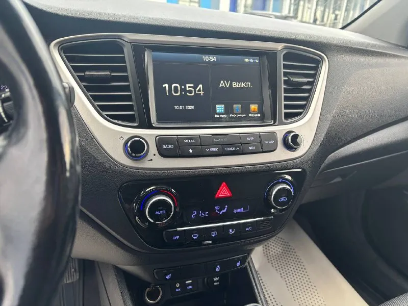 Solaris 1.6 автомат2017г авто в полной комплектации климат контроль линзованая оптика подогрев сидений навигация обогрев руля датчики давления шин легкосплавные диски авто в отличном состоянии! двигатель сухой без потеков не дымит не троит работает без посторонних шумов. ходовая мягкая взбитая! акпп листает без пинков! кузов не гнилой не ржавый! цена 1.350.000 документы в полном порядке ! +79497309912 - фотография - 8