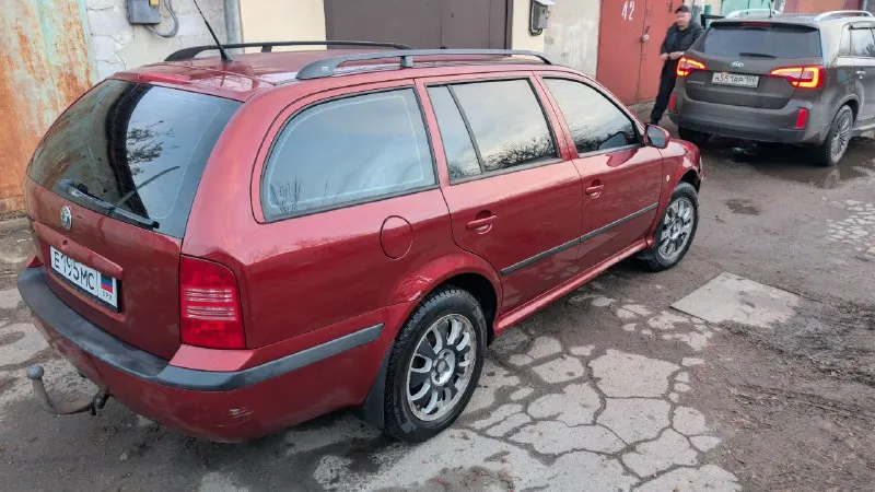 Рф учет!!! продается личный авто skoda octavia a4 tour авто служило верой и правдой много лет, за это время было сделано очень много, перебрана ходовка и т. п. мотор 1.6 цена 600₽ 💰 ничего нигде не стучит не бренчит не брякает, ничего не течет. ездили аккуратно, в основном работа дом. вложили много сил и денег. так же есть небольшие недочеты по кузову, пороги стаканы целые, салон ухоженный, в машине не курили! хорошая комплектация и самый надежный мотор стоит хорошая андроид магнитола торг у капота уместен, приезжайте смотрите +79493897964 - фотография - 2