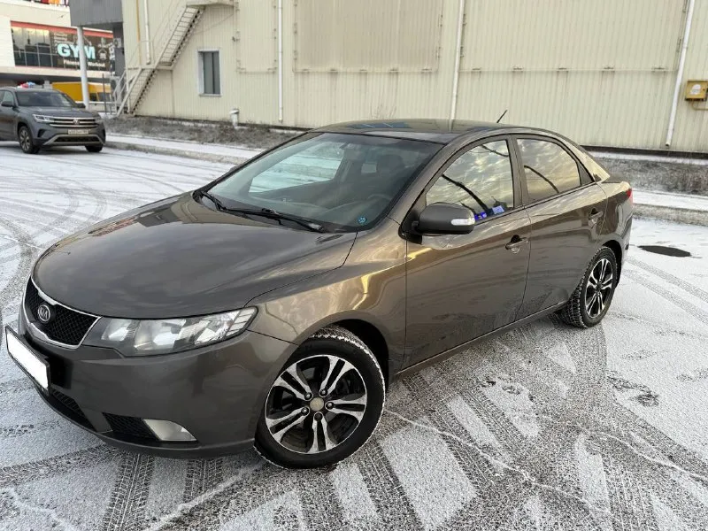 Kia cerato 2009год,1.6 бензин на обычном автомате. максимальная комплектация с климат-контролем. 3 собственника, подтверждённый пробег 187 500 км. кузов в заводском окрасе, двигатель работает ровно и без ошибок, коробка передач плавная. с документами полный порядок. цена: 680 000 рублей. г. донецк +7(949)371-08-26 (telegram). по запросу предоставим полную информацию по авто, обзор с замерами. 📞 звоните: +7(949)3710826 - фотография - 1