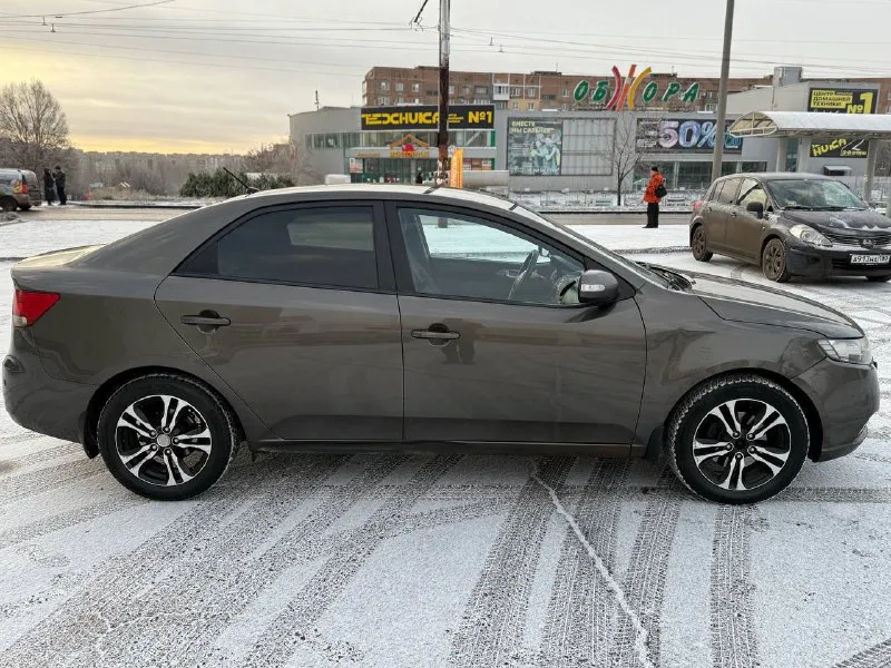 Kia cerato 2009год,1.6 бензин на обычном автомате. максимальная комплектация с климат-контролем. 3 собственника, подтверждённый пробег 187 500 км. кузов в заводском окрасе, двигатель работает ровно и без ошибок, коробка передач плавная. с документами полный порядок. цена: 680 000 рублей. г. донецк +7(949)371-08-26 (telegram). по запросу предоставим полную информацию по авто, обзор с замерами. 📞 звоните: +7(949)3710826 - фотография - 4