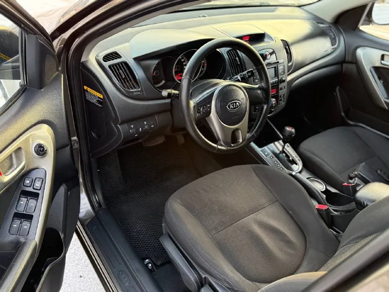 Kia cerato 2009год,1.6 бензин на обычном автомате. максимальная комплектация с климат-контролем. 3 собственника, подтверждённый пробег 187 500 км. кузов в заводском окрасе, двигатель работает ровно и без ошибок, коробка передач плавная. с документами полный порядок. цена: 680 000 рублей. г. донецк +7(949)371-08-26 (telegram). по запросу предоставим полную информацию по авто, обзор с замерами. 📞 звоните: +7(949)3710826 - фотография - 9