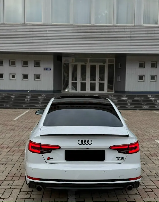 Audi a4 b9 2017г s-line sport цена 2.420.000р ❗️❗️❗️ -пробег 147.000км, родной, не кручен. -автомобиль в максимальной комплектации, дилерская❗️ -мотор 2.0 turbo 249 сил + stage 1 320 сил на выходе, не дымит не троит, цепи, звезды заменены, мотор обслужен ! -коробка робот dq 381, самая надежная, не тупит, не пинает, работает отлично, замена масла была произведена на 125.000км. -салон комбинированная кожа, в отличном состоянии, все кнопки работают, сидения полу ковши, 3-х зонный климат контроль, бесключевой доступ, обогрев руля, обогрев сидений, обогрев зеркал, регулировка сидений, люк, работает во всех положениях, сенсорный монитор, два комплекта ковриков, и многое другое ! ⛽️едет очень бодро, расход 8-9 литров по трассе, 10-11 по городу. 🛞диски заводские r18, на новой резине, облегченные! автомобиль вложений требует, дарит незабываемые эмоции, полностью обслужен, вложений не требует ✨кузов после полировки, с нанесением керамического состава, выглядит отлично, по авто 3 📞 звоните: +7(949)0773244 - фотография - 4