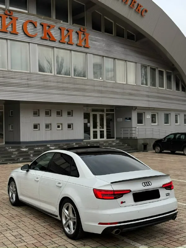 Audi a4 b9 2017г s-line sport цена 2.420.000р ❗️❗️❗️ -пробег 147.000км, родной, не кручен. -автомобиль в максимальной комплектации, дилерская❗️ -мотор 2.0 turbo 249 сил + stage 1 320 сил на выходе, не дымит не троит, цепи, звезды заменены, мотор обслужен ! -коробка робот dq 381, самая надежная, не тупит, не пинает, работает отлично, замена масла была произведена на 125.000км. -салон комбинированная кожа, в отличном состоянии, все кнопки работают, сидения полу ковши, 3-х зонный климат контроль, бесключевой доступ, обогрев руля, обогрев сидений, обогрев зеркал, регулировка сидений, люк, работает во всех положениях, сенсорный монитор, два комплекта ковриков, и многое другое ! ⛽️едет очень бодро, расход 8-9 литров по трассе, 10-11 по городу. 🛞диски заводские r18, на новой резине, облегченные! автомобиль вложений требует, дарит незабываемые эмоции, полностью обслужен, вложений не требует ✨кузов после полировки, с нанесением керамического состава, выглядит отлично, по авто 3 📞 звоните: +7(949)0773244 - фотография - 5