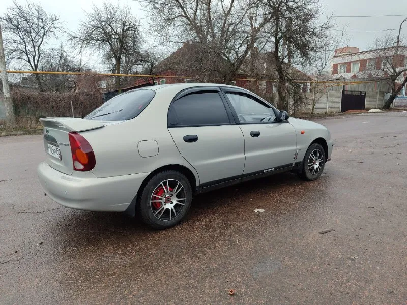 Добрый день. продам chevrolet lanos 2008 года в идеальном состоянии без рыжиков без коррозии, автомобиль вся обработанная обрабатывал лично я так как автомобиль брался для себя. авто вся в родном металле, авто не участвовала в дтп все родные стёкла включая лобового, по ходовой части вопросов нету обслужено от а до я. стоит новая зимняя резина титановые диски хорошая музыка сигнализации центральный замок. цена 310.000 тысяч российских рублей. по документам полный порядок я собственник. осмотр город донецк звоните +79494779131 - фотография - 5