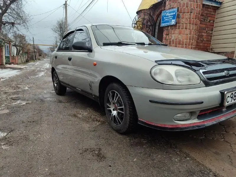 Добрый день. продам chevrolet lanos 2008 года в идеальном состоянии без рыжиков без коррозии, автомобиль вся обработанная обрабатывал лично я так как автомобиль брался для себя. авто вся в родном металле, авто не участвовала в дтп все родные стёкла включая лобового, по ходовой части вопросов нету обслужено от а до я. стоит новая зимняя резина титановые диски хорошая музыка сигнализации центральный замок. цена 310.000 тысяч российских рублей. по документам полный порядок я собственник. осмотр город донецк звоните +79494779131 📞 звоните: +7(949)4779131 - фотография - 2