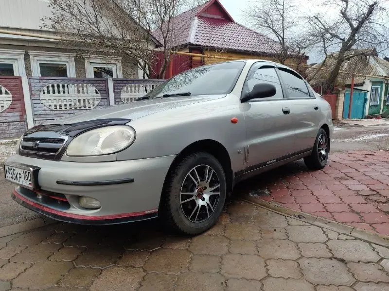 Добрый день. продам chevrolet lanos 2008 года в идеальном состоянии без рыжиков без коррозии, автомобиль вся обработанная обрабатывал лично я так как автомобиль брался для себя. авто вся в родном металле, авто не участвовала в дтп все родные стёкла включая лобового, по ходовой части вопросов нету обслужено от а до я. стоит новая зимняя резина титановые диски хорошая музыка сигнализации центральный замок. цена 310.000 тысяч российских рублей. по документам полный порядок я собственник. осмотр город донецк звоните +79494779131 📞 звоните: +7(949)4779131 - фотография - 3