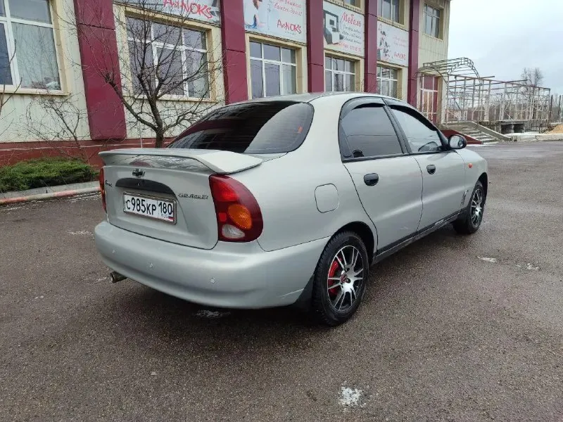 Добрый день. продам chevrolet lanos 2008 года в идеальном состоянии без рыжиков без коррозии, автомобиль вся обработанная обрабатывал лично я так как автомобиль брался для себя. авто вся в родном металле, авто не участвовала в дтп все родные стёкла включая лобового, по ходовой части вопросов нету обслужено от а до я. стоит новая зимняя резина титановые диски хорошая музыка сигнализации центральный замок. цена 310.000 тысяч российских рублей. по документам полный порядок я собственник. осмотр город донецк звоните +79494779131 📞 звоните: +7(949)4779131 - фотография - 5