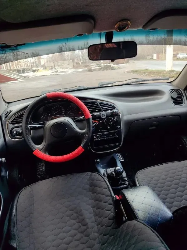 Добрый день. продам chevrolet lanos 2008 года в идеальном состоянии без рыжиков без коррозии, автомобиль вся обработанная обрабатывал лично я так как автомобиль брался для себя. авто вся в родном металле, авто не участвовала в дтп все родные стёкла включая лобового, по ходовой части вопросов нету обслужено от а до я. стоит новая зимняя резина титановые диски хорошая музыка сигнализации центральный замок. цена 310.000 тысяч российских рублей. по документам полный порядок я собственник. осмотр город донецк звоните +79494779131 📞 звоните: +7(949)4779131 - фотография - 7