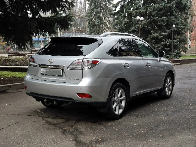 Продам lexus rx350 2009г 3.5 бензин коробка автомат. пробег родной 232000км. автомобиль полностью обслужен, в хорошем техническом состоянии. хорошая комплектация: полный электропакет, круиз контроль, раздельный климат, подогрев сидений, зеркал и лобового стекла, электро сиденья с памятью, электро багажник, start/stop, бесключевой доступ, камера, навигация, громкая связь, люк, установлена качественная музыка, два ключа, два комплекта резины (зима/лето), блокировка коробки, диски r19 и т. д. мотор работает идеально, коробка переключает мягко (без пинков и рывков). я хозяин по техпаспорту. цена: 1 900 000₽. торг. +79493054107 📞 звоните: +7(949)3054107 - фотография - 4