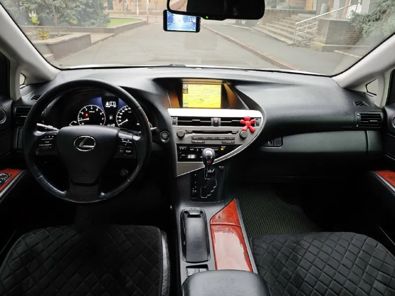 Продам lexus rx350 2009г 3.5 бензин коробка автомат. пробег родной 232000км. автомобиль полностью обслужен, в хорошем техническом состоянии. хорошая комплектация: полный электропакет, круиз контроль, раздельный климат, подогрев сидений, зеркал и лобового стекла, электро сиденья с памятью, электро багажник, start/stop, бесключевой доступ, камера, навигация, громкая связь, люк, установлена качественная музыка, два ключа, два комплекта резины (зима/лето), блокировка коробки, диски r19 и т. д. мотор работает идеально, коробка переключает мягко (без пинков и рывков). я хозяин по техпаспорту. цена: 1 900 000₽. торг. +79493054107 📞 звоните: +7(949)3054107 - фотография - 5