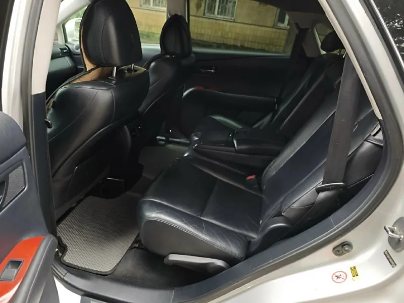 Продам lexus rx350 2009г 3.5 бензин коробка автомат. пробег родной 232000км. автомобиль полностью обслужен, в хорошем техническом состоянии. хорошая комплектация: полный электропакет, круиз контроль, раздельный климат, подогрев сидений, зеркал и лобового стекла, электро сиденья с памятью, электро багажник, start/stop, бесключевой доступ, камера, навигация, громкая связь, люк, установлена качественная музыка, два ключа, два комплекта резины (зима/лето), блокировка коробки, диски r19 и т. д. мотор работает идеально, коробка переключает мягко (без пинков и рывков). я хозяин по техпаспорту. цена: 1 900 000₽. торг. +79493054107 📞 звоните: +7(949)3054107 - фотография - 7