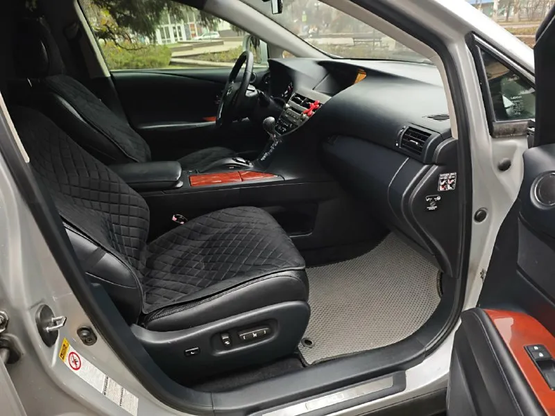 Продам lexus rx350 2009г 3.5 бензин коробка автомат. пробег родной 232000км. автомобиль полностью обслужен, в хорошем техническом состоянии. хорошая комплектация: полный электропакет, круиз контроль, раздельный климат, подогрев сидений, зеркал и лобового стекла, электро сиденья с памятью, электро багажник, start/stop, бесключевой доступ, камера, навигация, громкая связь, люк, установлена качественная музыка, два ключа, два комплекта резины (зима/лето), блокировка коробки, диски r19 и т. д. мотор работает идеально, коробка переключает мягко (без пинков и рывков). я хозяин по техпаспорту. цена: 1 900 000₽. торг. +79493054107 📞 звоните: +7(949)3054107 - фотография - 8