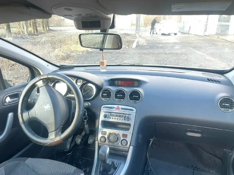 Продам peugeot 308 2009год пробег 168000 документы в порядке, полное переоформление. зимняя резина. летняя в комплекте цена 430. не большой торг у авто +79493438004 📞 звоните: +7(949)3438004 - фотография - 5