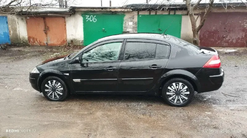 Продам renault megane 2( меган ) пробег 158000 км. (не крученый) 2005 год выпуска бензин. мотор: 2.0 бензин 16 клапанов самый надежный и тяговитый мотор, не путать с моторами 1.6 и 1.4. цена 550 000 р. коробка: механика 6-ти ступка. авто в хорошем состоянии, кузов оцинкованный, ни дыр ни рыжиков нет. комплектация очень хорошая: 2 ключ карты, электро усилитель руля,4 эл. стеклоподьемника с доводчиками, подогрев передних сидений, обогрев и электро складывание боковых зеркал, климат контроль, эл. обогрев заднего стекла, датчик дождя, датчик света, музыка стоит андроид магнитола с сабвуфером, салон с кожанными вставками, на зимней резине, прошла один сезон, в комплекте отдам летнюю резину на 16 литых дисках(новая куплена в конце лета). заменены все жидкости, свежий аккумулятор, заменен радиатор охлаждения, ходовая часть перебрана, машина ездит каждый день. имеются новые запчасти, одам в подарок. связь по телефону +79493390380 владимир. на этом номере и телеграмм 📞 звоните: +7(949)3390380 - фотография - 8