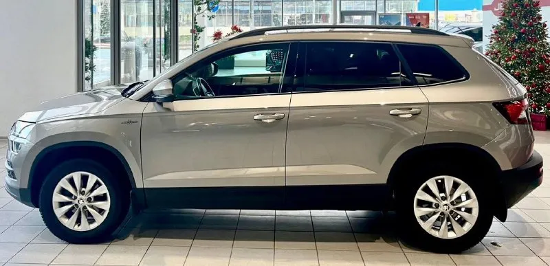 +79495236393 skoda karoq 2021 год hockey edition состояние новой машины ! это без сказок и преувеличений ! каждая единица кузова в родной заводской краске ! очень хорошая комплектация 1.4 турбо бензин 150 лошадей экономичный надёжный новый мотор нового поколения без болячек и проблем! коробка автомат айсин 8 ступенчатый, передний привод ! зелёная автотека один хозяин ! два комплекта резины зима и лето два ключа сервисные книги, вся полностью обслужена от и до ! любые проверки на любом сто ! такой автомобиль в таком состояний и в такой комплектации одна в республике ! обслуживал только у официального дилера ! состояние новой машины днище как новое ! хранение было только в отопительном гараже полное переоформление в мрэо функции и наворотов очень много старт стоп лэд оптика акустика хорошая, большой монитор с полным количеством функции и все ассистенты. камера заднего вида и парктроники кар плэй без проводной и андроид авто подогревы всех сидений, подогрев лобового и заднего цена 2 599 000 руб +79495236393 - фотография - 5