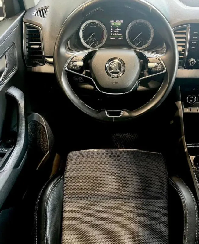 +79495236393 skoda karoq 2021 год hockey edition состояние новой машины ! это без сказок и преувеличений ! каждая единица кузова в родной заводской краске ! очень хорошая комплектация 1.4 турбо бензин 150 лошадей экономичный надёжный новый мотор нового поколения без болячек и проблем! коробка автомат айсин 8 ступенчатый, передний привод ! зелёная автотека один хозяин ! два комплекта резины зима и лето два ключа сервисные книги, вся полностью обслужена от и до ! любые проверки на любом сто ! такой автомобиль в таком состояний и в такой комплектации одна в республике ! обслуживал только у официального дилера ! состояние новой машины днище как новое ! хранение было только в отопительном гараже полное переоформление в мрэо функции и наворотов очень много старт стоп лэд оптика акустика хорошая, большой монитор с полным количеством функции и все ассистенты. камера заднего вида и парктроники кар плэй без проводной и андроид авто подогревы всех сидений, подогрев лобового и заднего цена 2 599 000 руб +79495236393 - фотография - 6