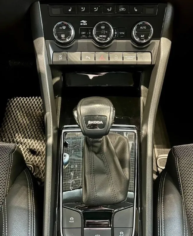 +79495236393 skoda karoq 2021 год hockey edition состояние новой машины ! это без сказок и преувеличений ! каждая единица кузова в родной заводской краске ! очень хорошая комплектация 1.4 турбо бензин 150 лошадей экономичный надёжный новый мотор нового поколения без болячек и проблем! коробка автомат айсин 8 ступенчатый, передний привод ! зелёная автотека один хозяин ! два комплекта резины зима и лето два ключа сервисные книги, вся полностью обслужена от и до ! любые проверки на любом сто ! такой автомобиль в таком состояний и в такой комплектации одна в республике ! обслуживал только у официального дилера ! состояние новой машины днище как новое ! хранение было только в отопительном гараже полное переоформление в мрэо функции и наворотов очень много старт стоп лэд оптика акустика хорошая, большой монитор с полным количеством функции и все ассистенты. камера заднего вида и парктроники кар плэй без проводной и андроид авто подогревы всех сидений, подогрев лобового и заднего цена 2 599 000 руб +79495236393 - фотография - 7