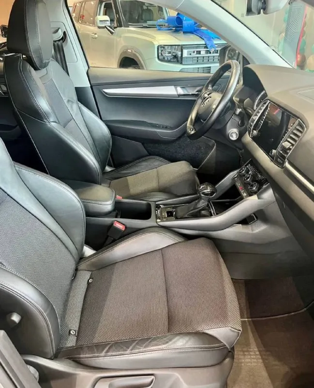 +79495236393 skoda karoq 2021 год hockey edition состояние новой машины ! это без сказок и преувеличений ! каждая единица кузова в родной заводской краске ! очень хорошая комплектация 1.4 турбо бензин 150 лошадей экономичный надёжный новый мотор нового поколения без болячек и проблем! коробка автомат айсин 8 ступенчатый, передний привод ! зелёная автотека один хозяин ! два комплекта резины зима и лето два ключа сервисные книги, вся полностью обслужена от и до ! любые проверки на любом сто ! такой автомобиль в таком состояний и в такой комплектации одна в республике ! обслуживал только у официального дилера ! состояние новой машины днище как новое ! хранение было только в отопительном гараже полное переоформление в мрэо функции и наворотов очень много старт стоп лэд оптика акустика хорошая, большой монитор с полным количеством функции и все ассистенты. камера заднего вида и парктроники кар плэй без проводной и андроид авто подогревы всех сидений, подогрев лобового и заднего цена 2 599 000 руб +79495236393 - фотография - 9