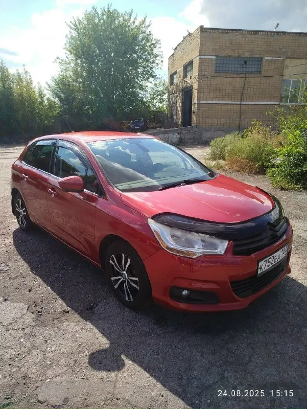 Продам, citroen с4 второго поколения, 2011 год, мотор 1.6, акпп, 230000 к родного пробега, растёт каждый день, машина вся в родной краске, стекла все оригинальные в том числе и лобовое, в пред максимальной комплектации, машина технически в хорошем состоянии, замена масла каждые 6-7 тысяч, мотор работает ровно не троит не дымит, коробка автомат не пинает, работает во всех режимах четко, ходовая вся сделана, ничего не гремит не стучит, лишних шумов нет, из последнего заменены задние стойки, тормозные колодки в круг, салон не затертый в очень хорошем состоянии, руль кожа, торпеда мягкая, по комплектации: двух зонный климат контроль, заправлен холодит как надо. датчики abs датчик esp датчик дождя датчик света круиз контроль мультируль регулировка поясничной зоны обогрев передних сидений полный электростеклопакет электрорегулировка зеркал центральный замок коробка на спорт режиме, и зимним адаптивные противотуманки ломающиеся подголовники регулировка руля по высоте, на и от с 📞 звоните: +7(949)3843710 - фотография - 2