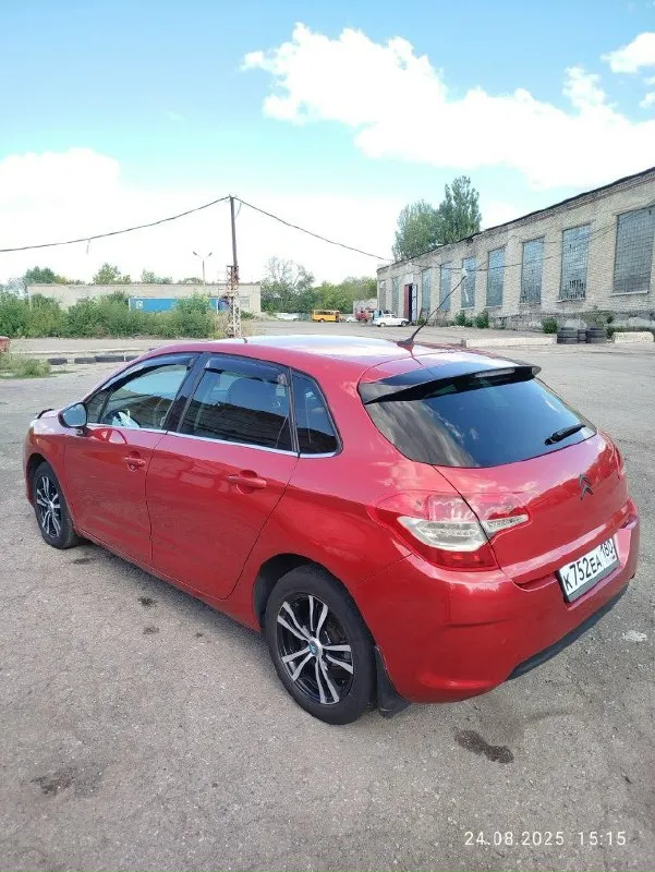 Продам, citroen с4 второго поколения, 2011 год, мотор 1.6, акпп, 230000 к родного пробега, растёт каждый день, машина вся в родной краске, стекла все оригинальные в том числе и лобовое, в пред максимальной комплектации, машина технически в хорошем состоянии, замена масла каждые 6-7 тысяч, мотор работает ровно не троит не дымит, коробка автомат не пинает, работает во всех режимах четко, ходовая вся сделана, ничего не гремит не стучит, лишних шумов нет, из последнего заменены задние стойки, тормозные колодки в круг, салон не затертый в очень хорошем состоянии, руль кожа, торпеда мягкая, по комплектации: двух зонный климат контроль, заправлен холодит как надо. датчики abs датчик esp датчик дождя датчик света круиз контроль мультируль регулировка поясничной зоны обогрев передних сидений полный электростеклопакет электрорегулировка зеркал центральный замок коробка на спорт режиме, и зимним адаптивные противотуманки ломающиеся подголовники регулировка руля по высоте, на и от с 📞 звоните: +7(949)3843710 - фотография - 4