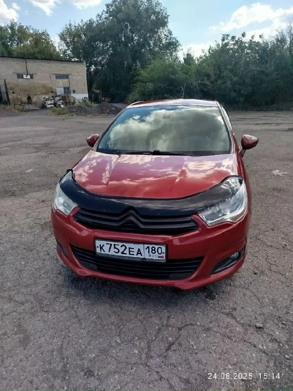 Продам, citroen с4 второго поколения, 2011 год, мотор 1.6, акпп, 230000 к родного пробега, растёт каждый день, машина вся в родной краске, стекла все оригинальные в том числе и лобовое, в пред максимальной комплектации, машина технически в хорошем состоянии, замена масла каждые 6-7 тысяч, мотор работает ровно не троит не дымит, коробка автомат не пинает, работает во всех режимах четко, ходовая вся сделана, ничего не гремит не стучит, лишних шумов нет, из последнего заменены задние стойки, тормозные колодки в круг, салон не затертый в очень хорошем состоянии, руль кожа, торпеда мягкая, по комплектации: двух зонный климат контроль, заправлен холодит как надо. датчики abs датчик esp датчик дождя датчик света круиз контроль мультируль регулировка поясничной зоны обогрев передних сидений полный электростеклопакет электрорегулировка зеркал центральный замок коробка на спорт режиме, и зимним адаптивные противотуманки ломающиеся подголовники регулировка руля по высоте, на и от с 📞 звоните: +7(949)3843710 - фотография - 5