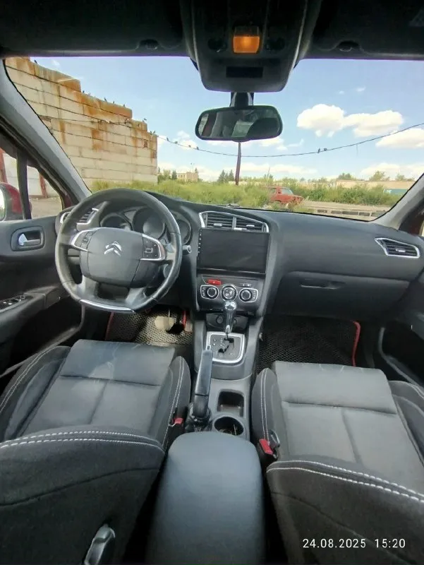 Продам, citroen с4 второго поколения, 2011 год, мотор 1.6, акпп, 230000 к родного пробега, растёт каждый день, машина вся в родной краске, стекла все оригинальные в том числе и лобовое, в пред максимальной комплектации, машина технически в хорошем состоянии, замена масла каждые 6-7 тысяч, мотор работает ровно не троит не дымит, коробка автомат не пинает, работает во всех режимах четко, ходовая вся сделана, ничего не гремит не стучит, лишних шумов нет, из последнего заменены задние стойки, тормозные колодки в круг, салон не затертый в очень хорошем состоянии, руль кожа, торпеда мягкая, по комплектации: двух зонный климат контроль, заправлен холодит как надо. датчики abs датчик esp датчик дождя датчик света круиз контроль мультируль регулировка поясничной зоны обогрев передних сидений полный электростеклопакет электрорегулировка зеркал центральный замок коробка на спорт режиме, и зимним адаптивные противотуманки ломающиеся подголовники регулировка руля по высоте, на и от с 📞 звоните: +7(949)3843710 - фотография - 7