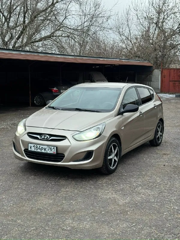 Hyundai solaris 2011 1.4 мкпп цена: 650.000 рублей + разумный торг реальному покупателю hyundai солярис - пробег 185.000 км - автотека зеленая - мотор и коробка на отлично нареканий нет, не дымит не троит - делать ничего не нужно сел и поехал - 2 комплекта колес зима (на дисках) лето (штампы) - комплектация 4 стеклоподъемника, подогрев сидений, подогрев заднего стекла, стоит хороший свет, мульти руль, электро-регулировка зеркал - печка, кондиционер все работает документы кристально чистые без штрафов, запретов и т. д переоформление без проблем, могу присутствовать в мрэо осмотр макеевка тел: +7 (949) 097-61-76 📞 звоните: +7(949)0976176 - фотография - 2