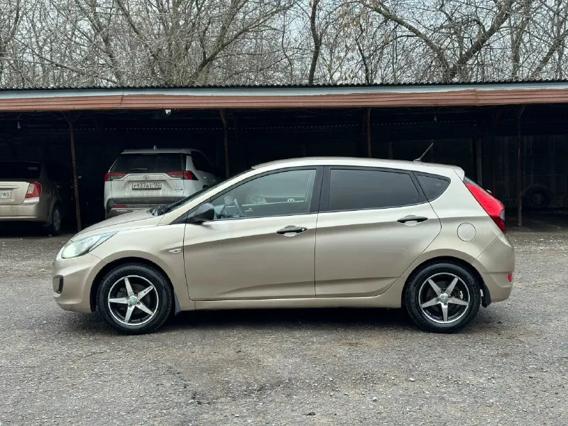 Hyundai solaris 2011 1.4 мкпп цена: 650.000 рублей + разумный торг реальному покупателю hyundai солярис - пробег 185.000 км - автотека зеленая - мотор и коробка на отлично нареканий нет, не дымит не троит - делать ничего не нужно сел и поехал - 2 комплекта колес зима (на дисках) лето (штампы) - комплектация 4 стеклоподъемника, подогрев сидений, подогрев заднего стекла, стоит хороший свет, мульти руль, электро-регулировка зеркал - печка, кондиционер все работает документы кристально чистые без штрафов, запретов и т. д переоформление без проблем, могу присутствовать в мрэо осмотр макеевка тел: +7 (949) 097-61-76 📞 звоните: +7(949)0976176 - фотография - 3